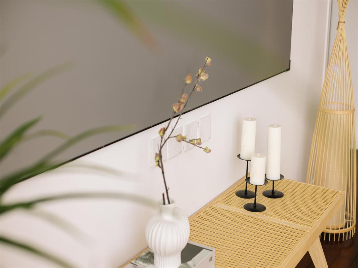 Book And Bed-people's Square Apartment